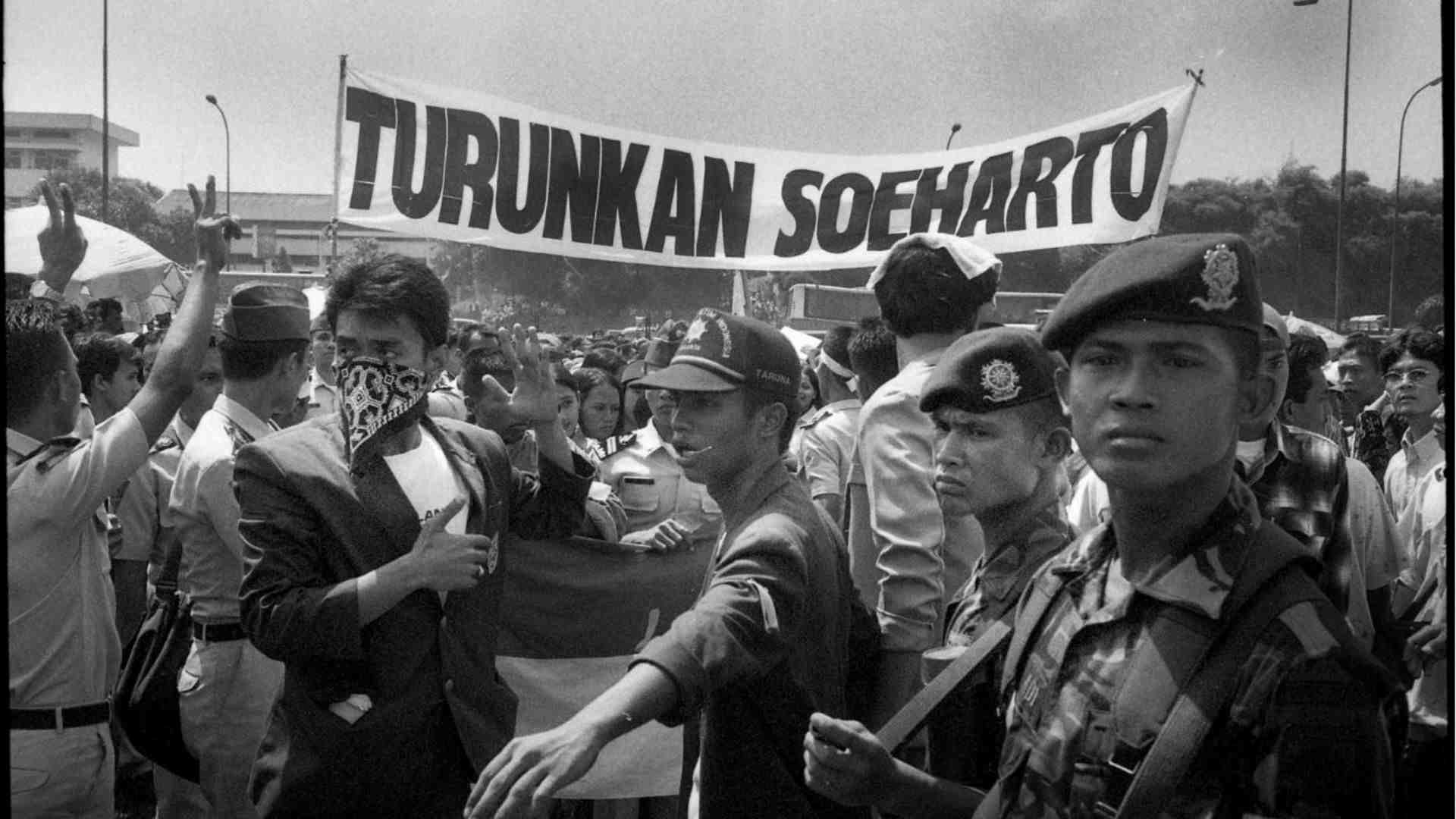 Reformasi 1998 Kejatuhan Soeharto dan Lahirnya Era Baru Demokrasi di Indonesia